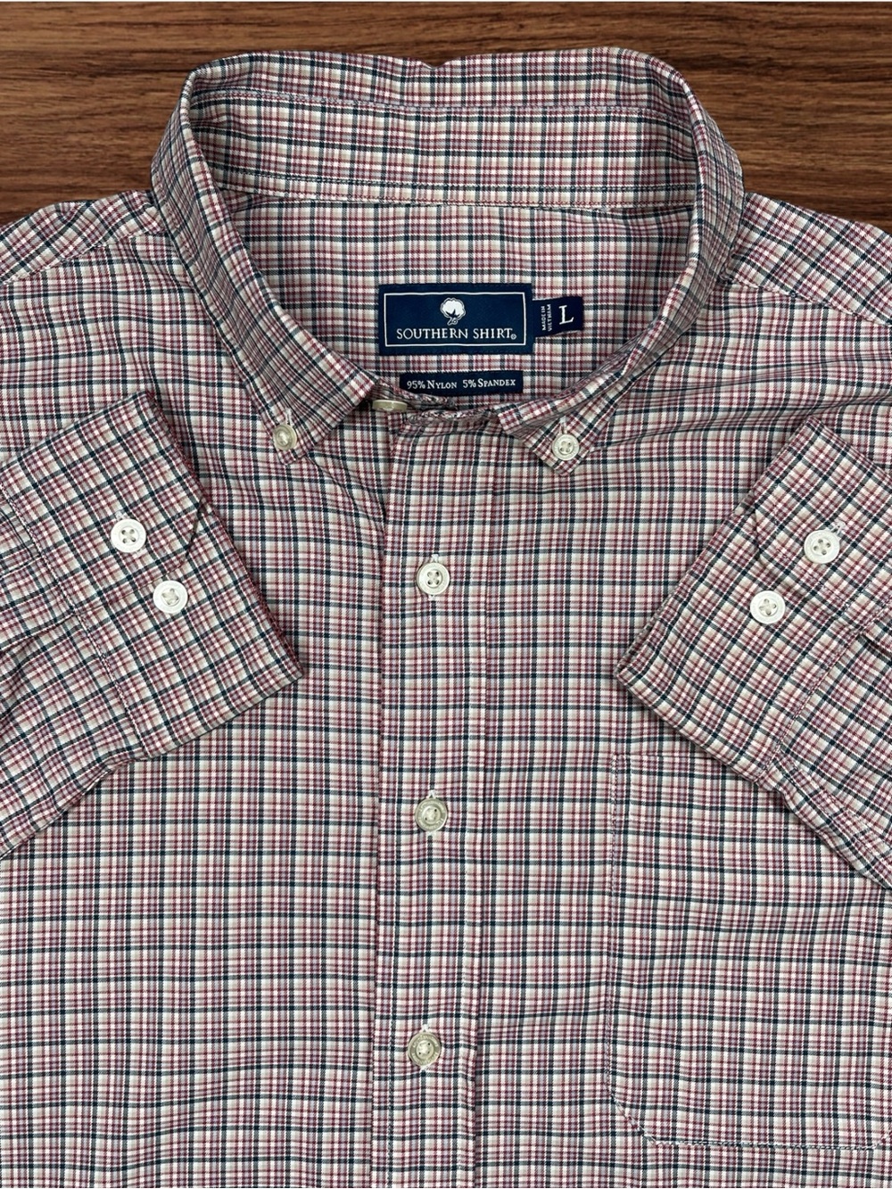 Southern Shirt Men’s Plaid Performance Style Button Down Shirt. Size Large
